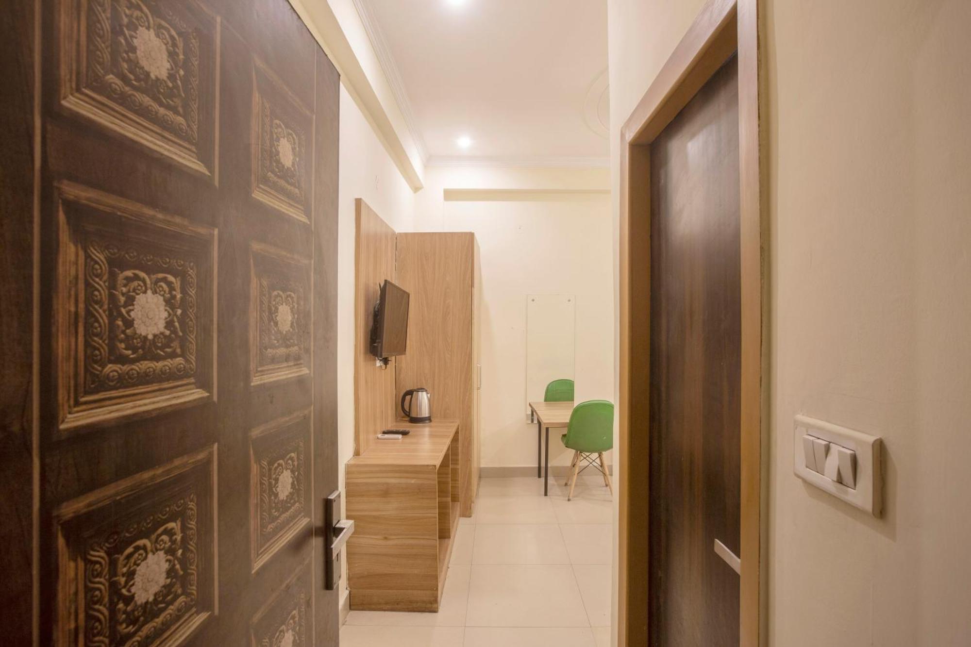 Hotel Lemon Suites & Banquet Noida Sector 62 المظهر الخارجي الصورة